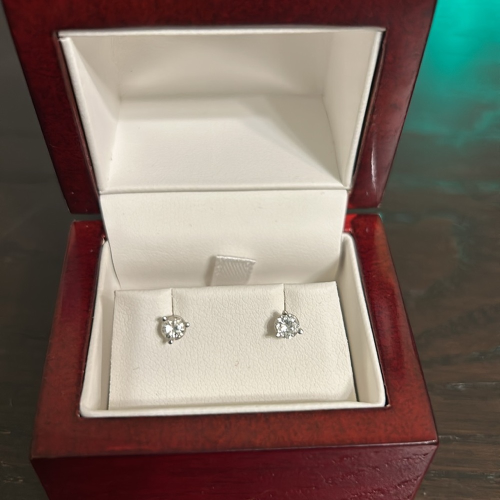 💎Real Natural Diamond Earrings in 14k. Earth-mined. Total Carat Weight .40! 💎 - Picture 3 of 7